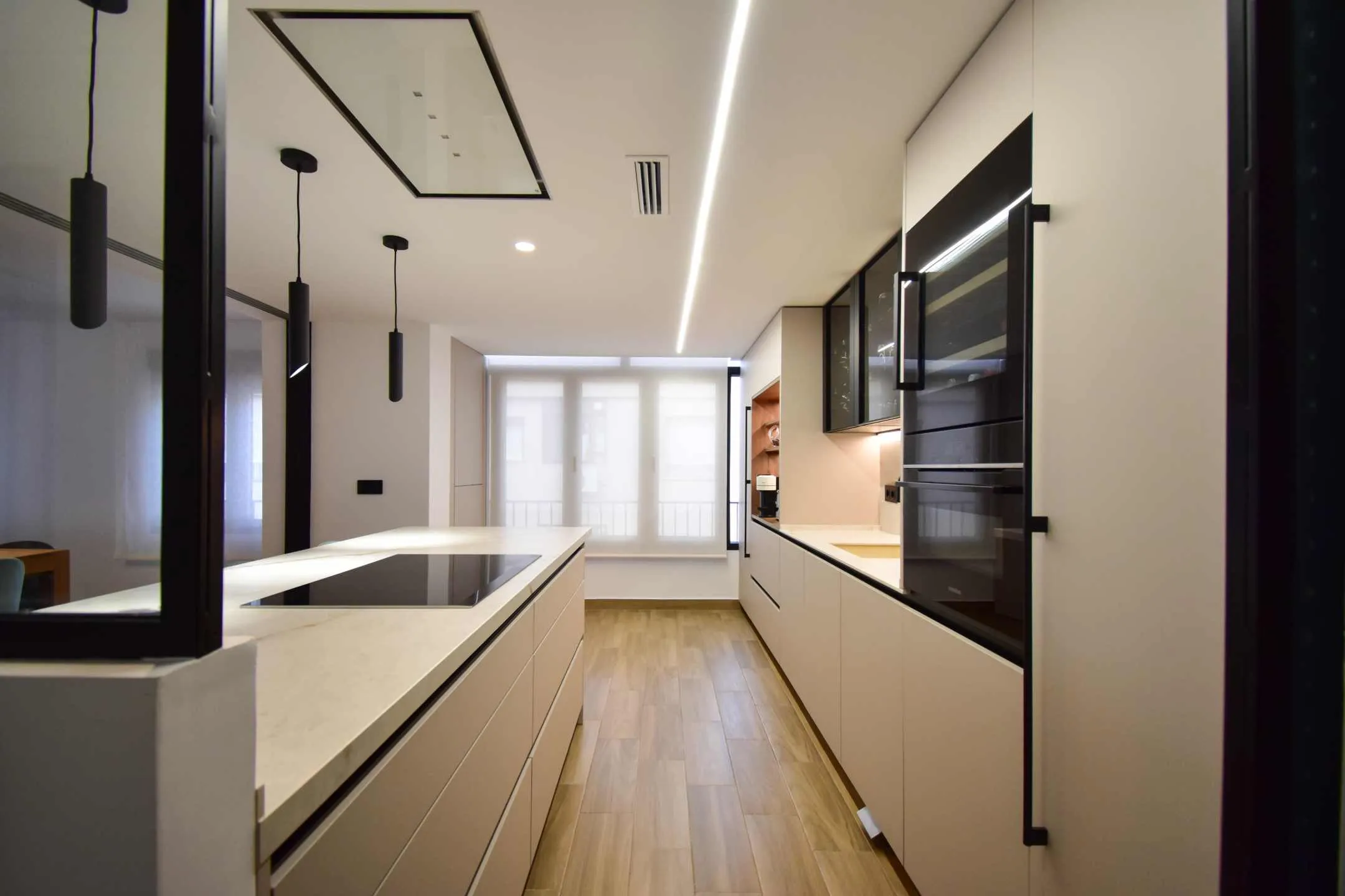 COCINA GRANDE Y SEMIABIERTA CON PUERTA CORREDERA