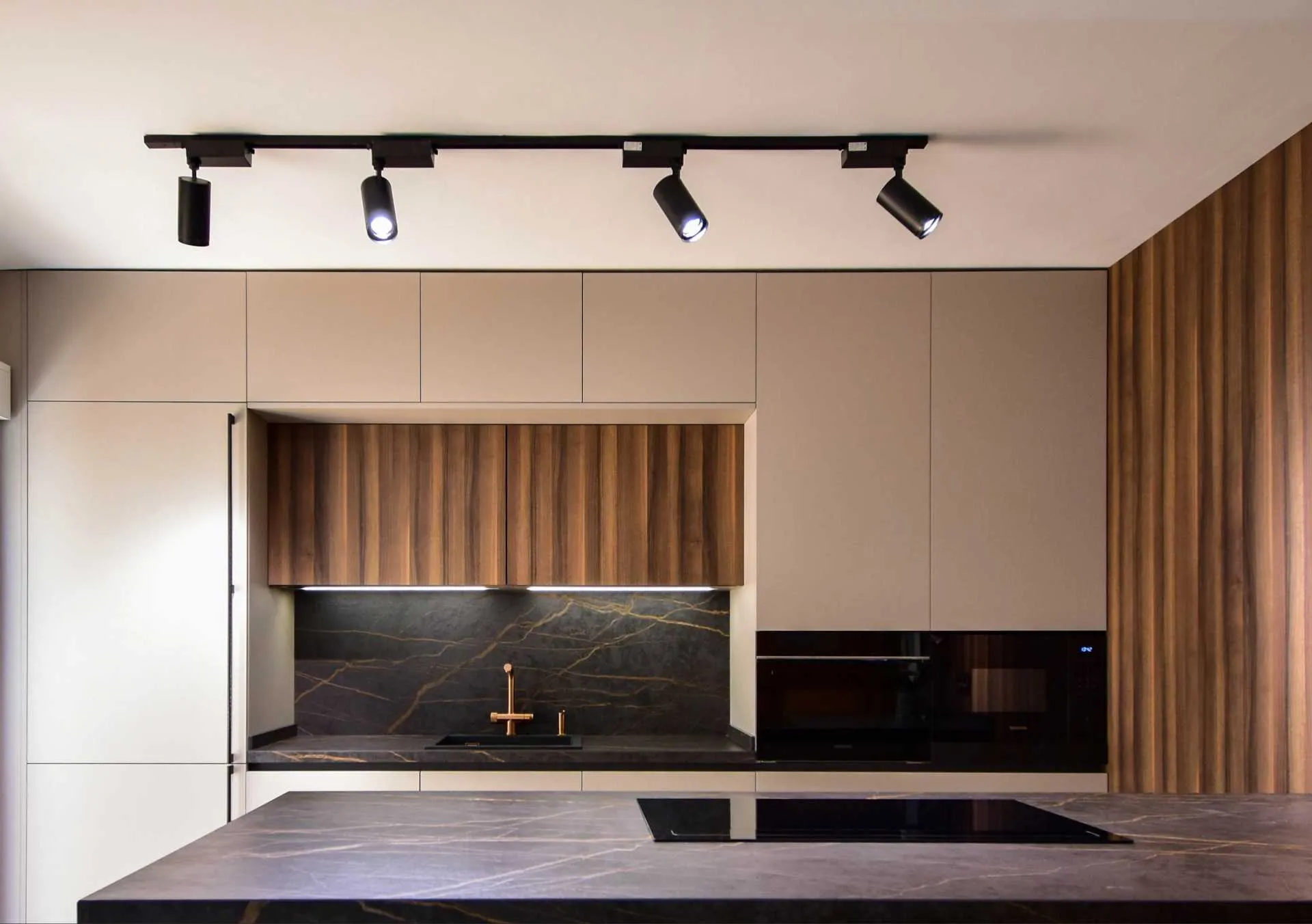 Cocina con península y pared panelada Cocina con península y pared panelada