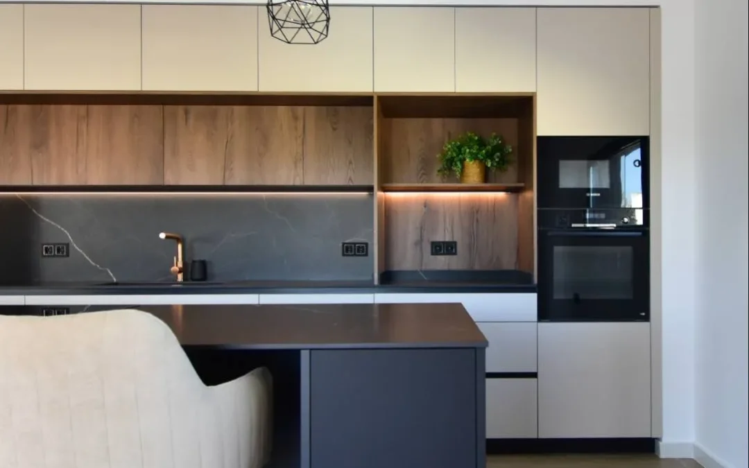 Moderna cocina puente con isla