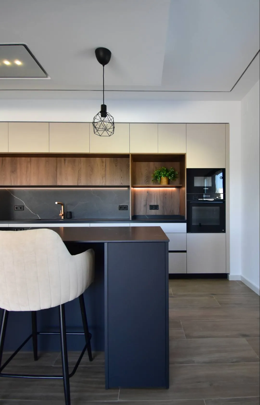Moderna cocina puente con isla