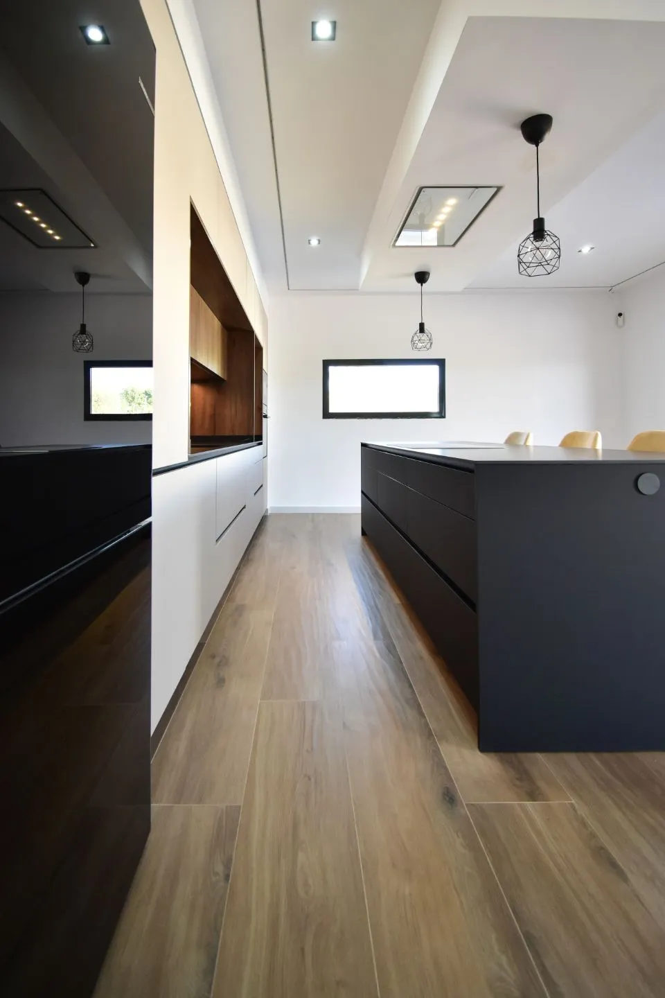 Moderna cocina puente con isla