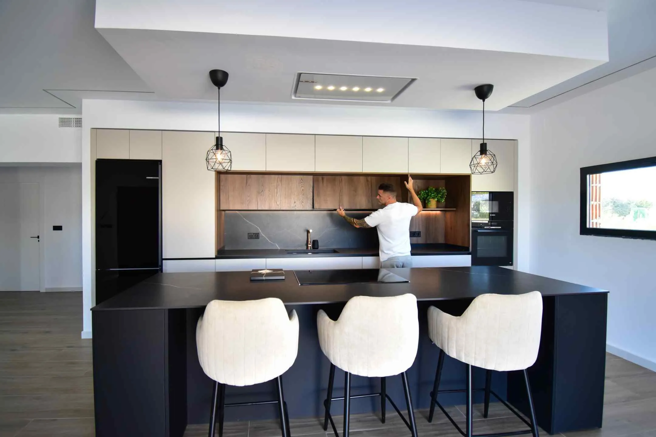 Moderna cocina puente con isla Moderna cocina puente con isla