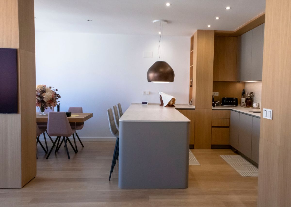Cocina con placa invisible y campana decorativa
