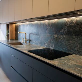 Encimera de cocina con porcelánico verde con vetas doradas