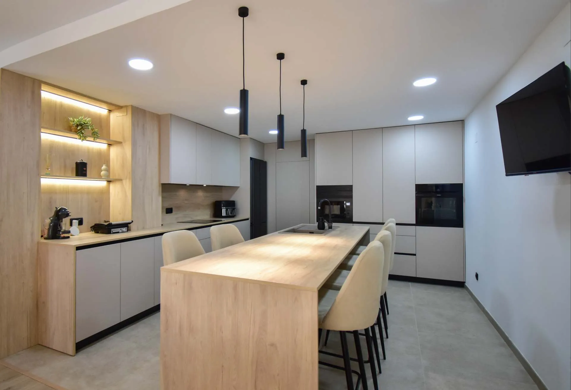 Cocina con isla en madera laminada