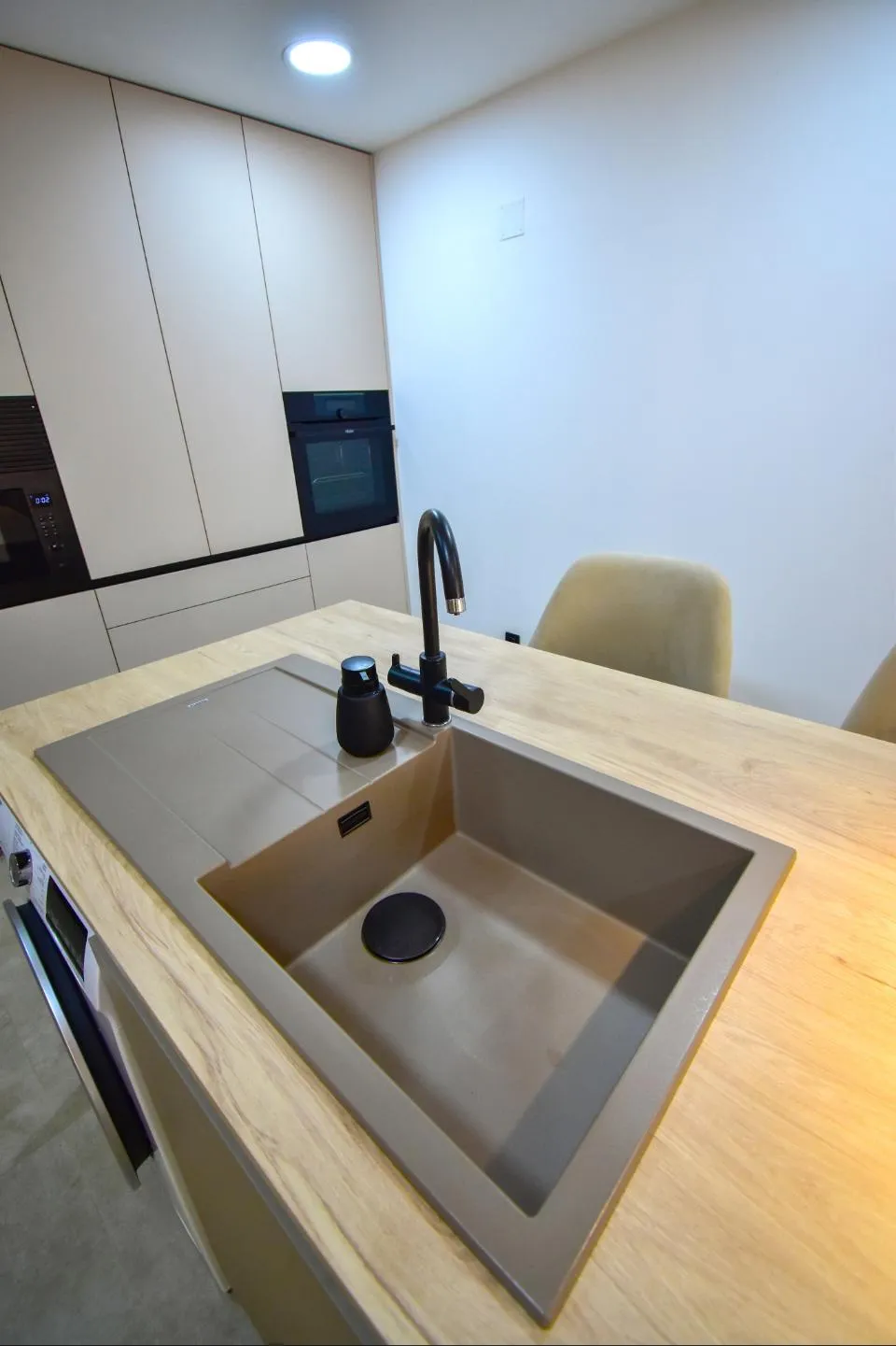 Cocina con isla en madera laminada