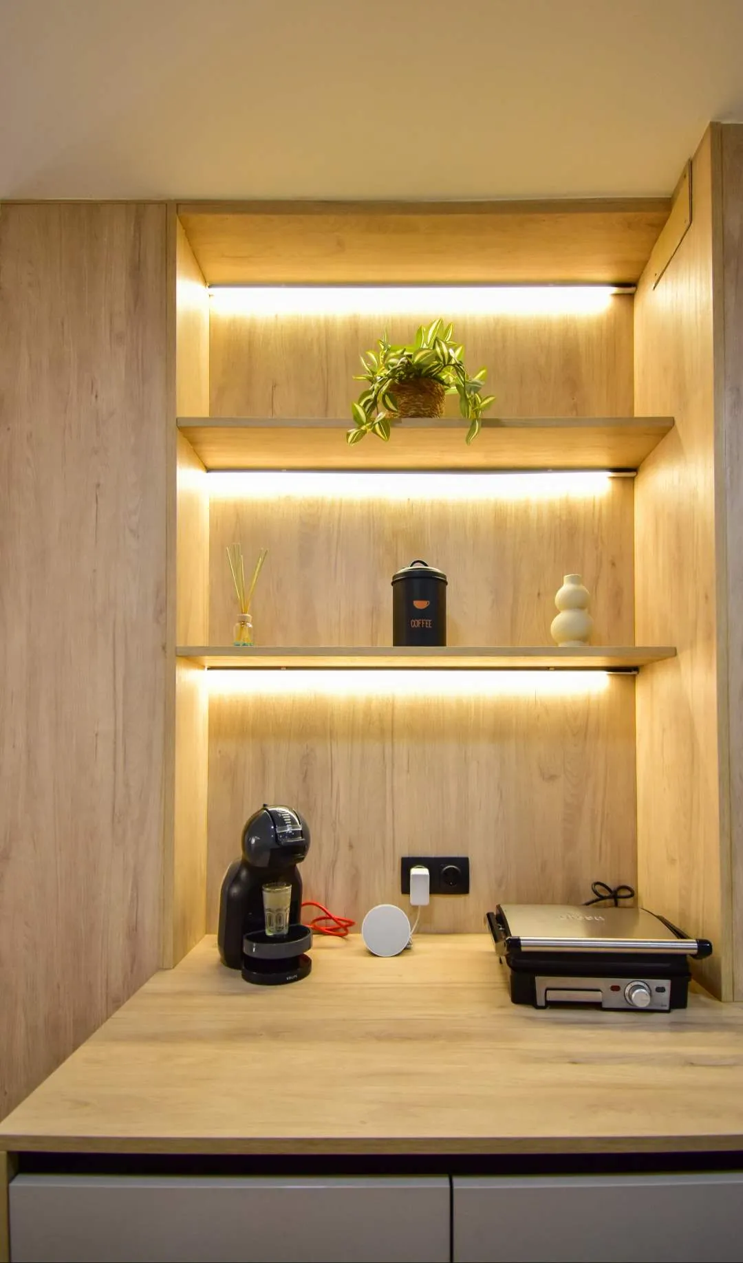 Desayunador en cocina con isla en madera laminada