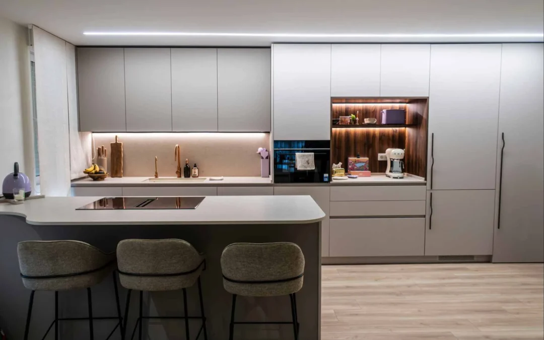 Cocina abierta con península y placa con extractor integrado