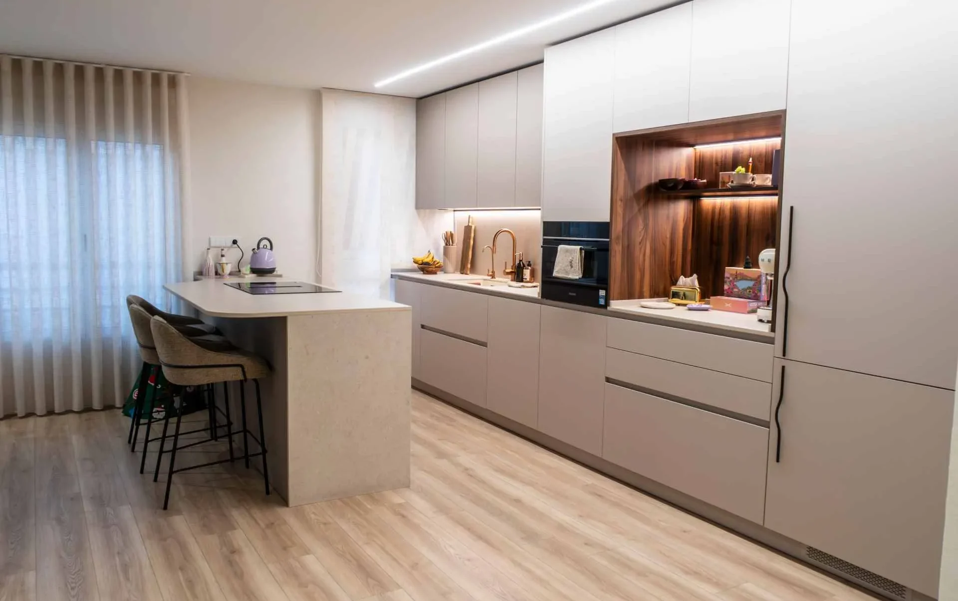 Cocina abierta con península y placa con extractor integrado