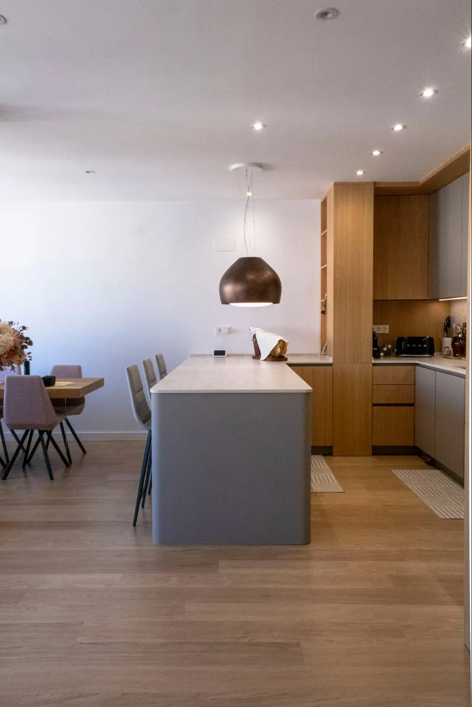 Elegante cocina con placa invisible y campana decorativa