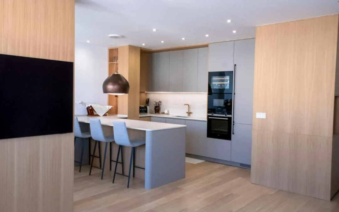 Elegante cocina con placa invisible y campana decorativa