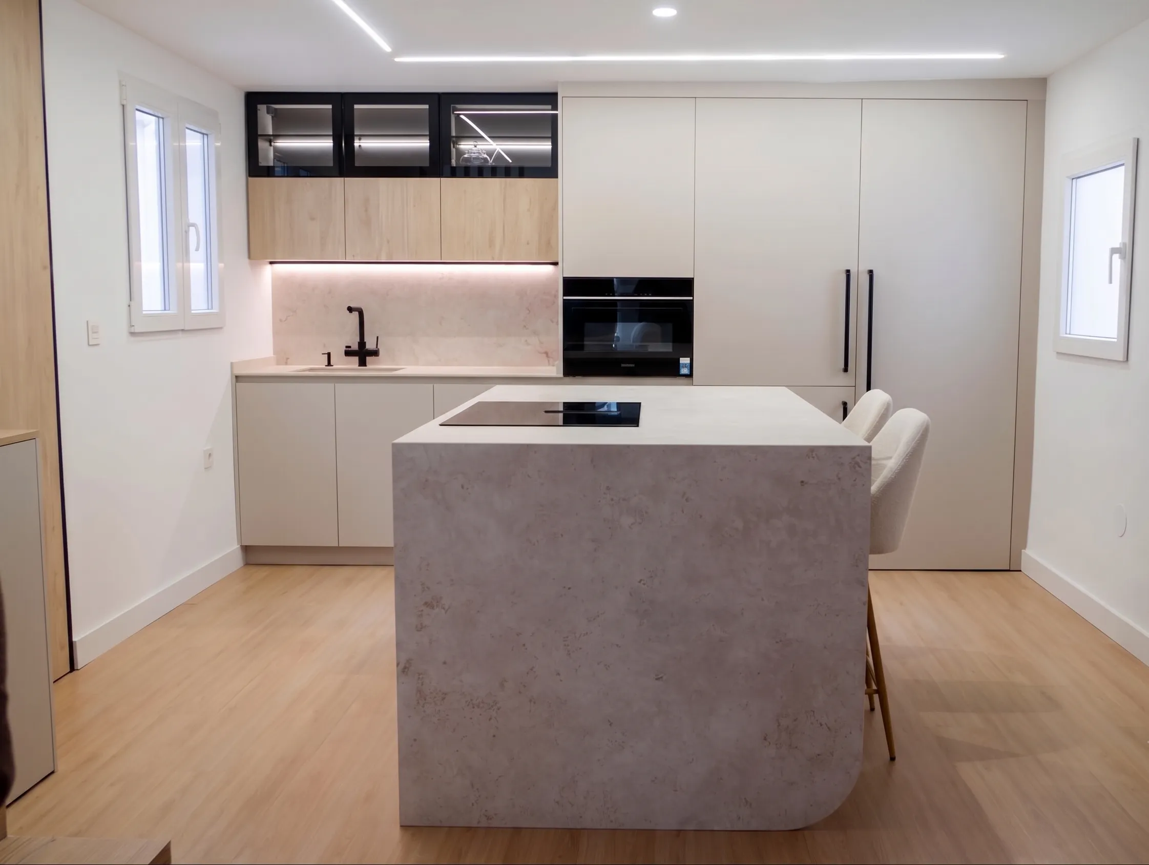 Cocina de estilo nórdico con isla de formas curvas Cocina de estilo nórdico con isla de formas curvas