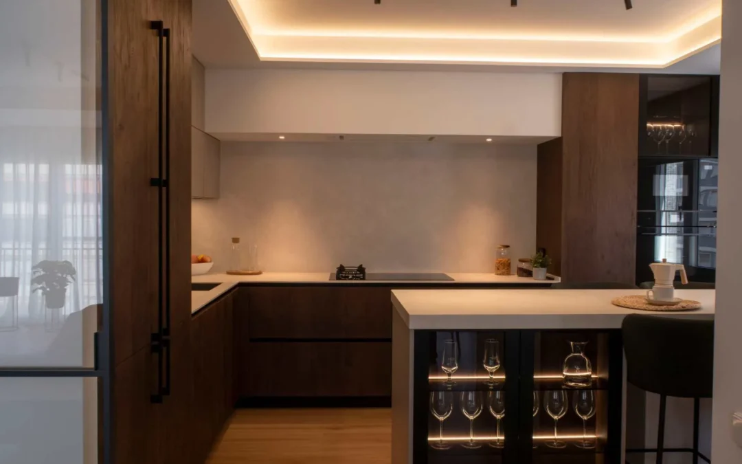 Sofisticada cocina con isla y cerramiento de cristal