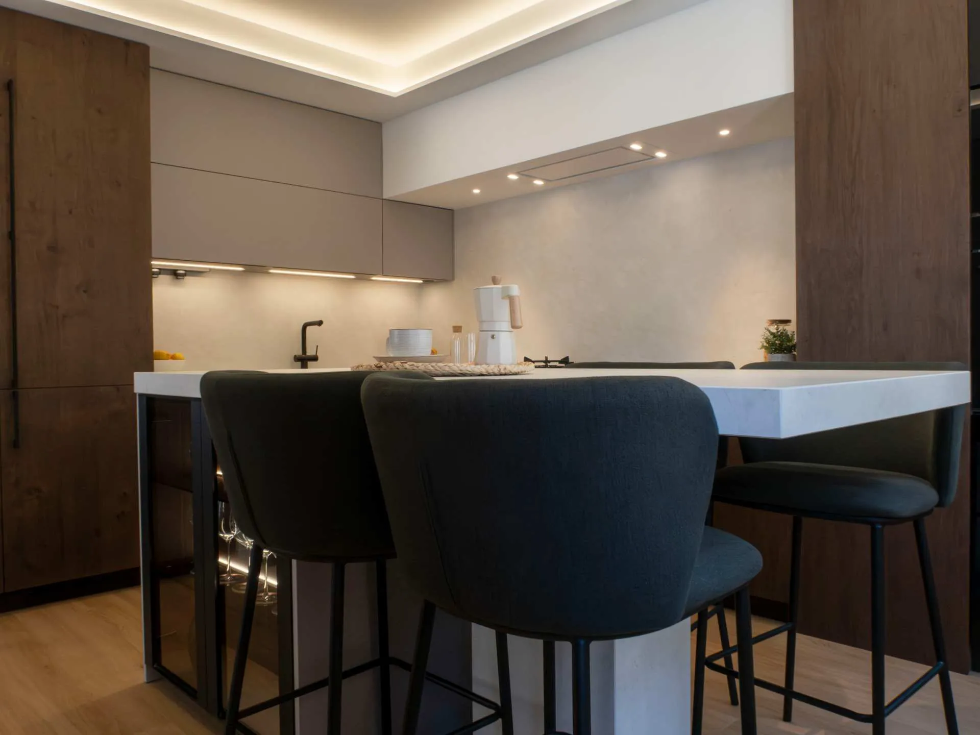 Sofisticada cocina con isla y cerramiento de cristal