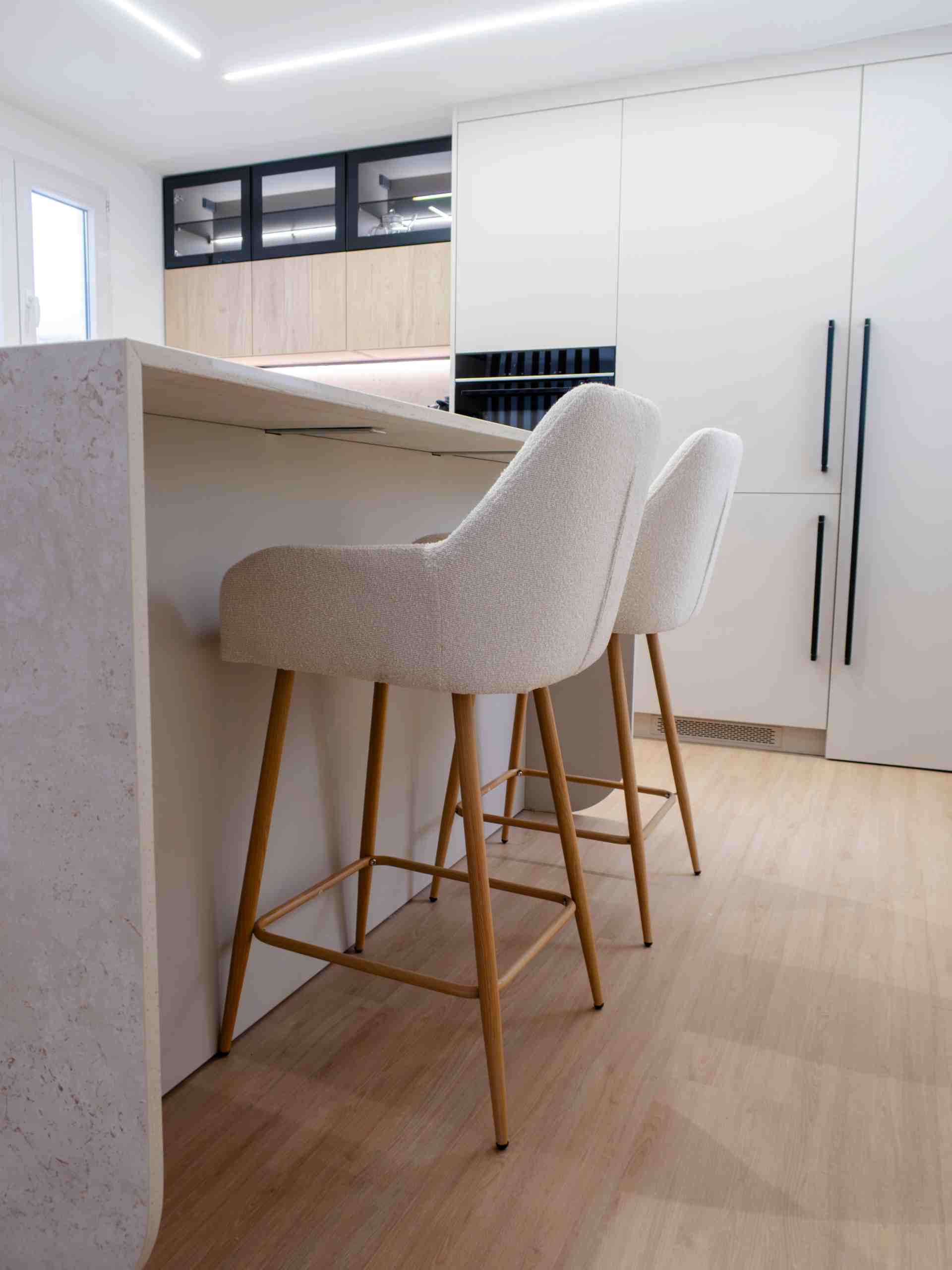 Cocina de estilo nórdico con isla de formas curvas