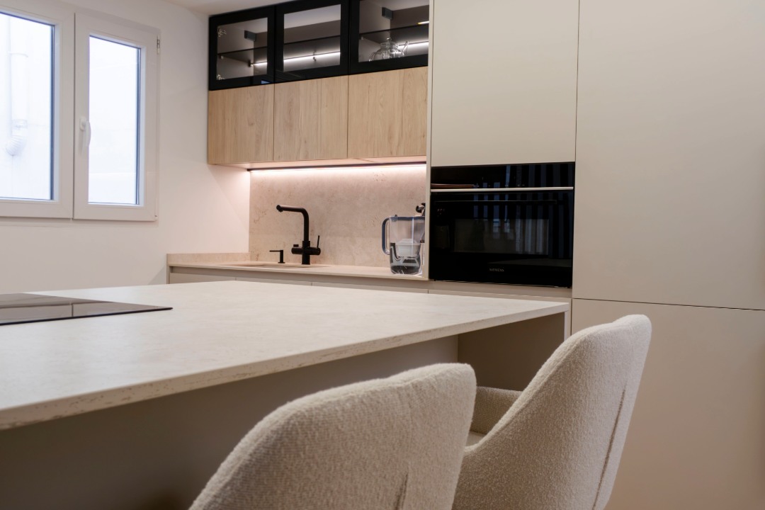 Cocina de estilo nórdico con isla de formas curvas