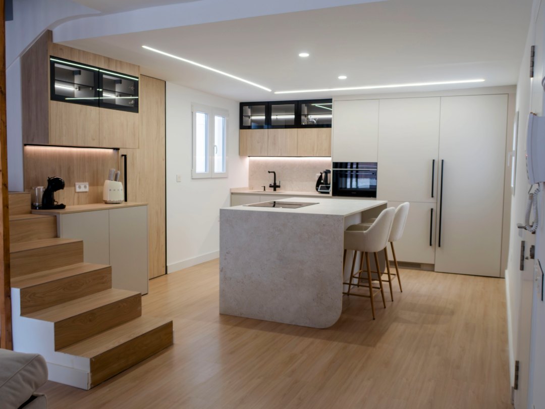 Cocina de estilo nórdico con isla de formas curvas