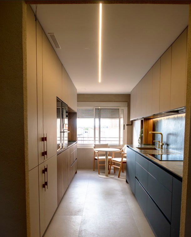 cocina paralela con porcelanico verde