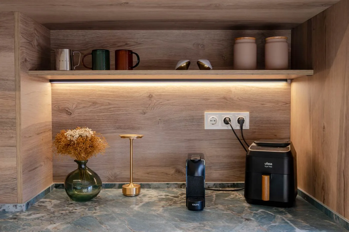 desayunador en cocina paralela con porcelanico verde