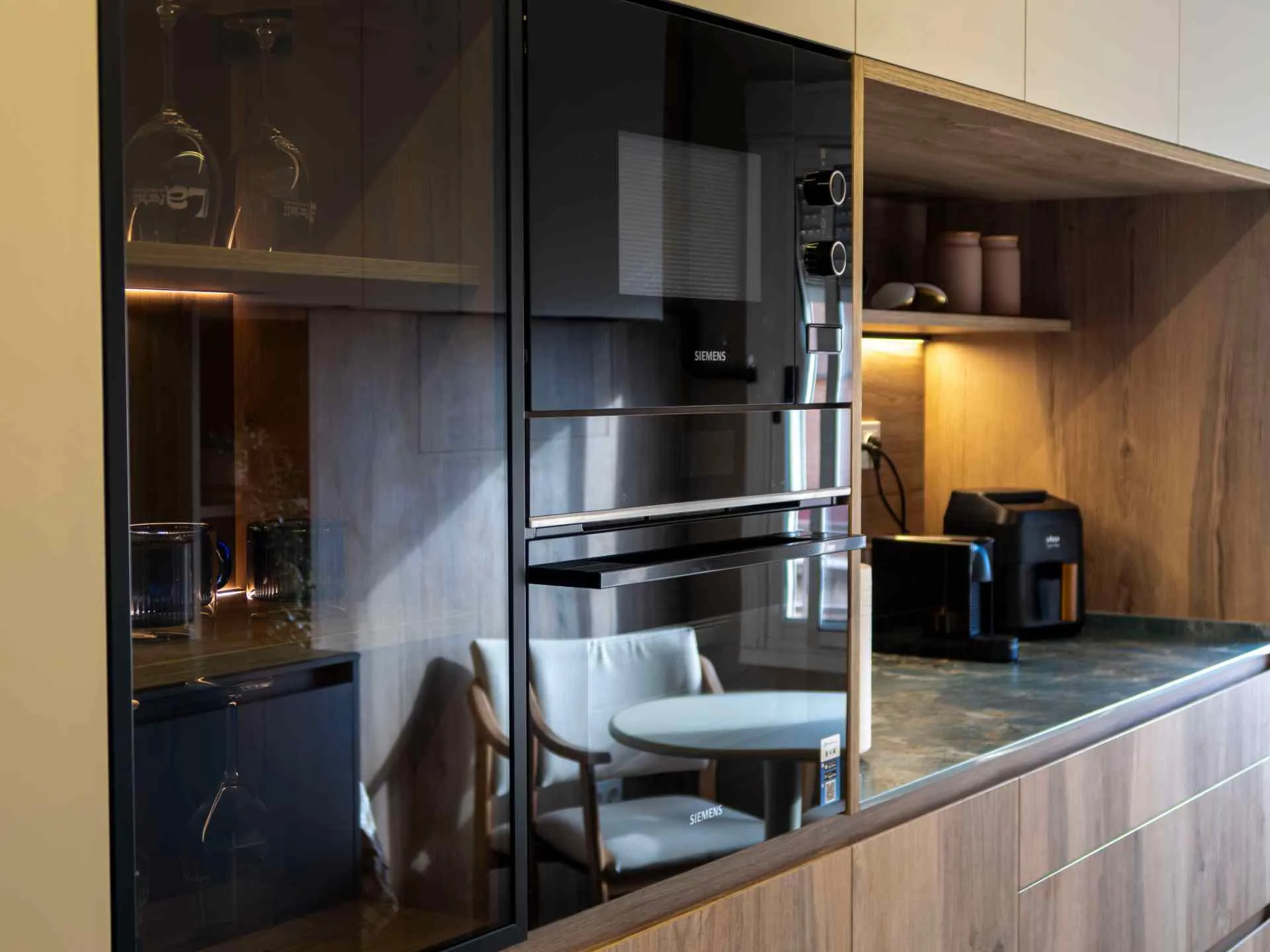 desayunador en cocina paralela con porcelanico verde