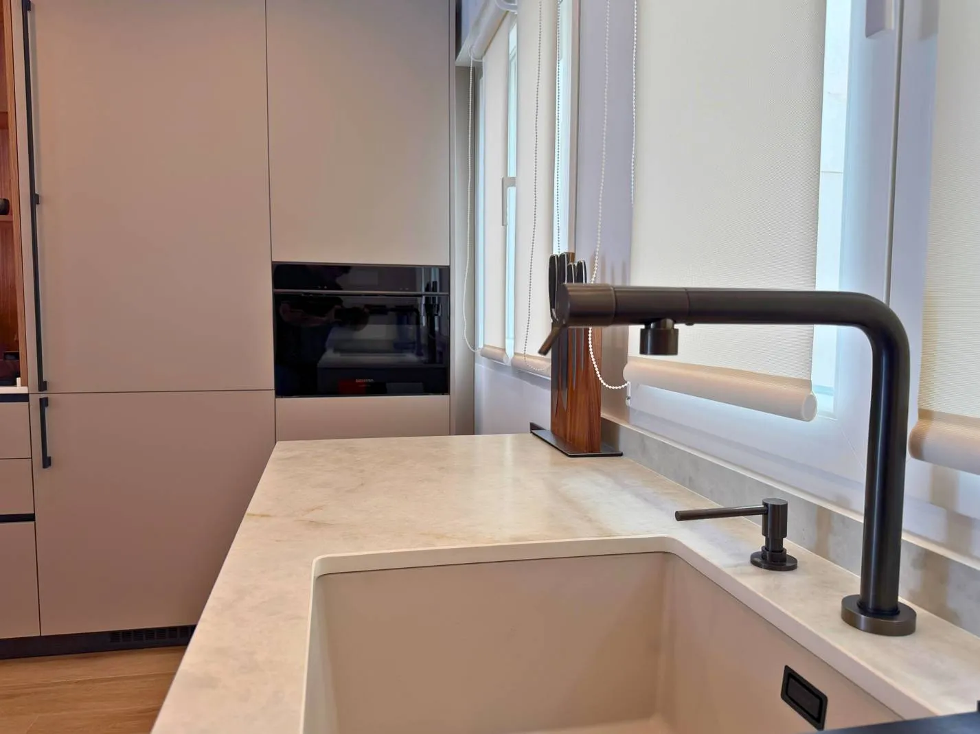 Grifo en moderna cocina abierta con mucha luz natural