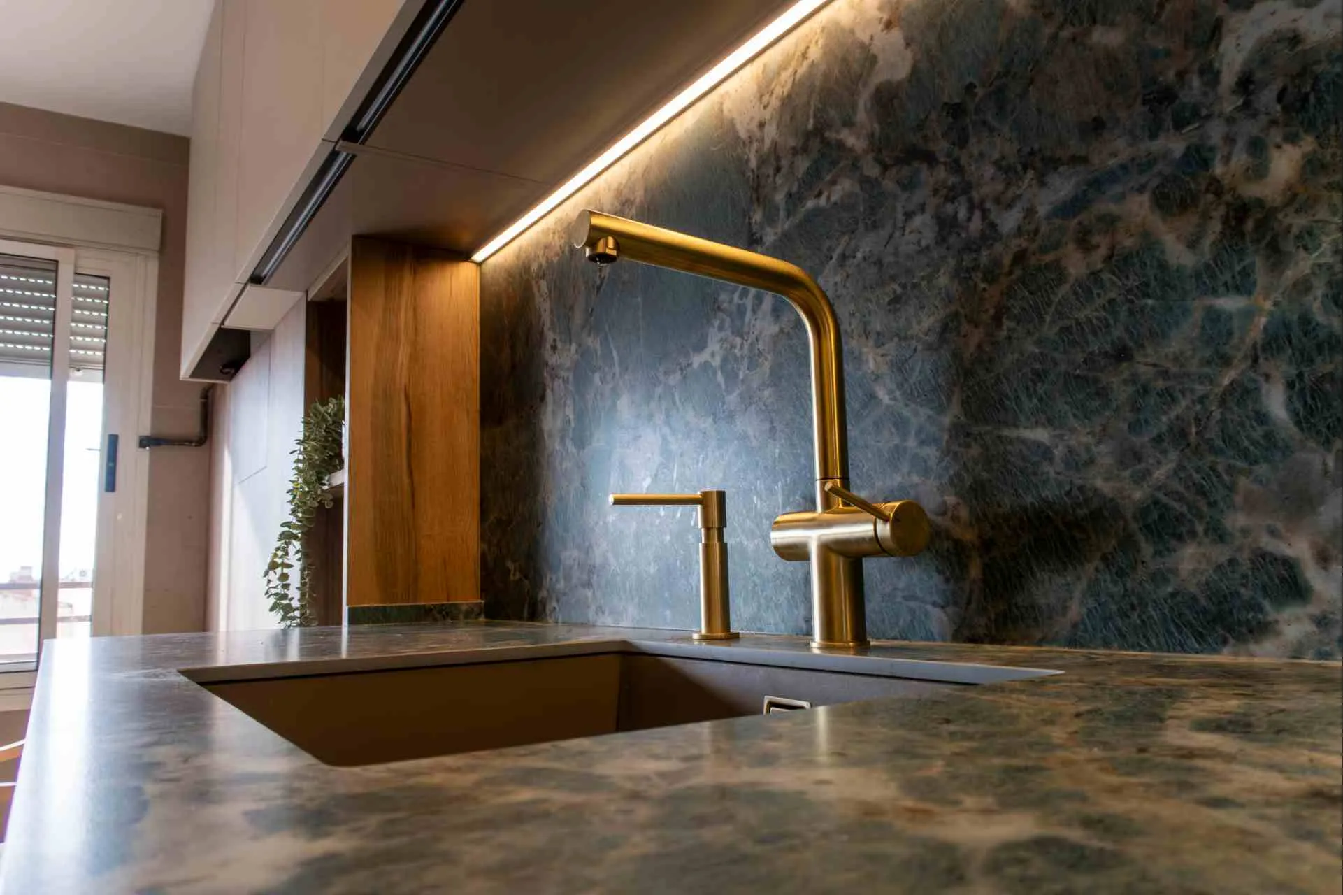 grifo y fregadero con cocina paralela con porcelanico verde