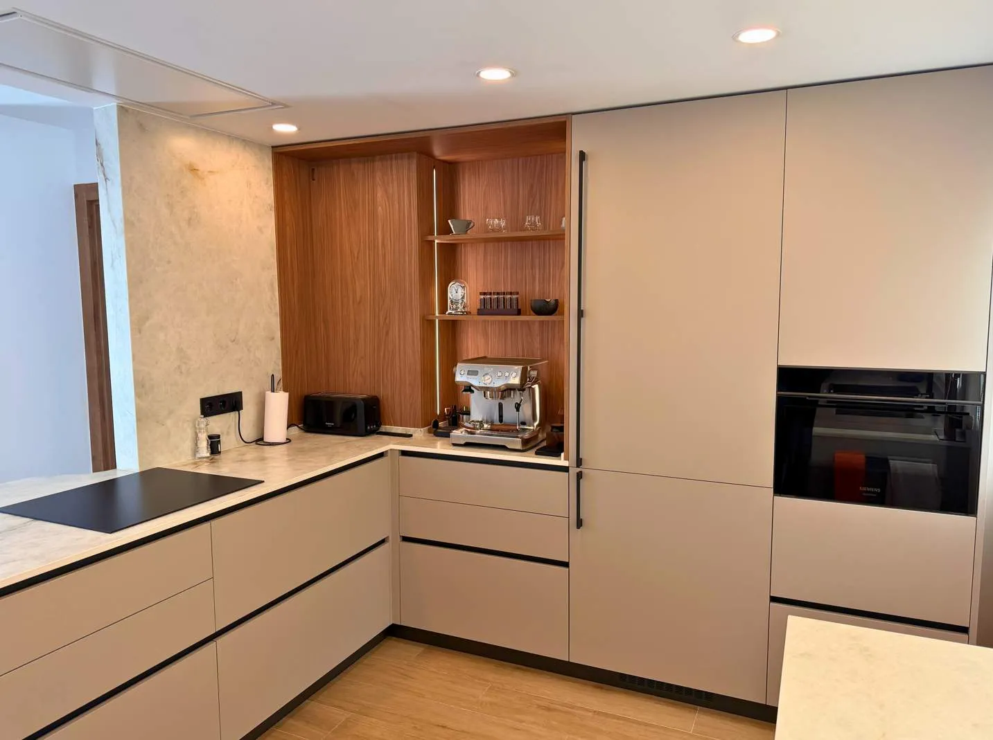 Moderna cocina abierta con mucha luz natural
