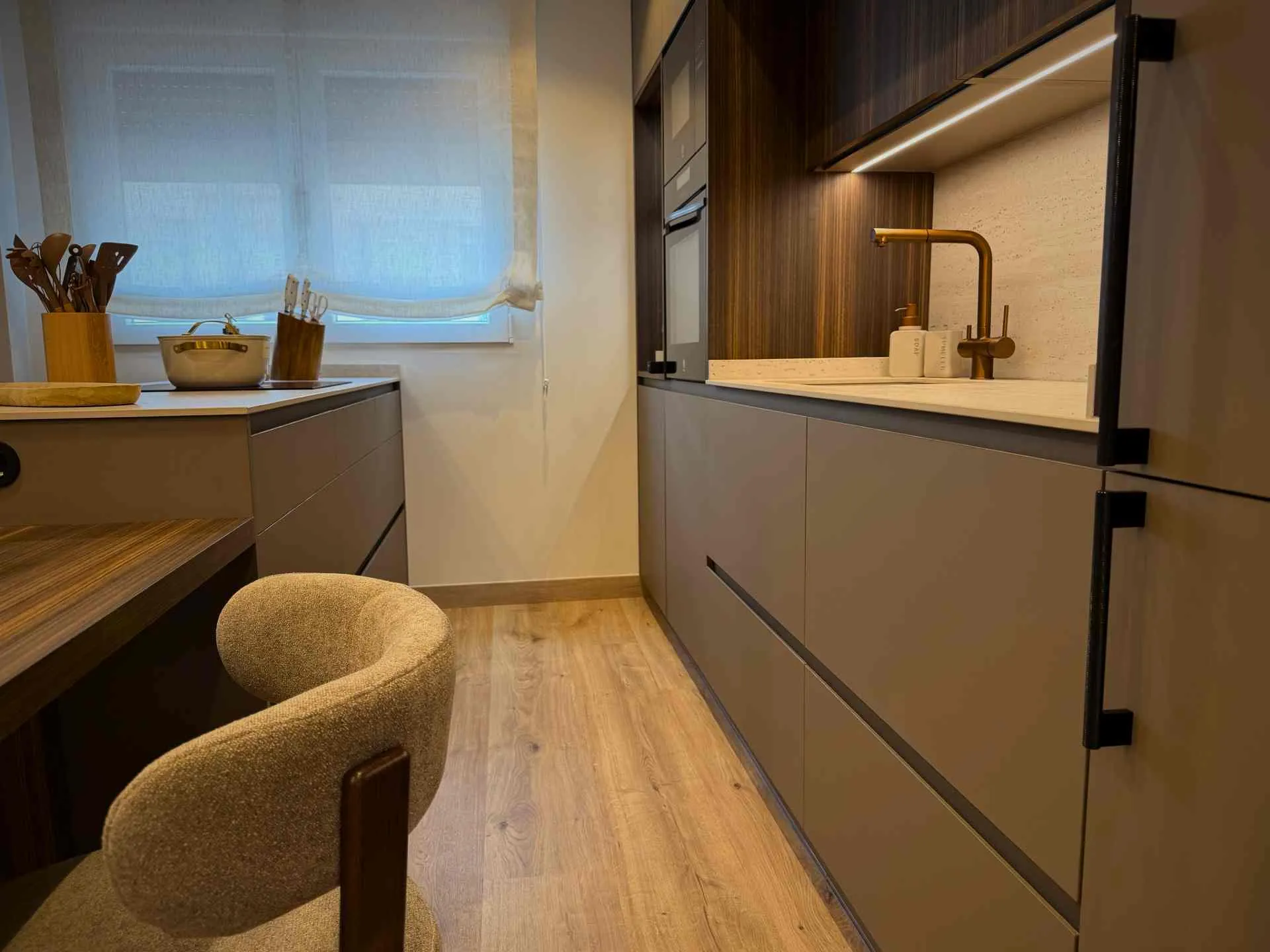 MODERNA COCINA CON PENÍNSULA Y MESA ANEXA