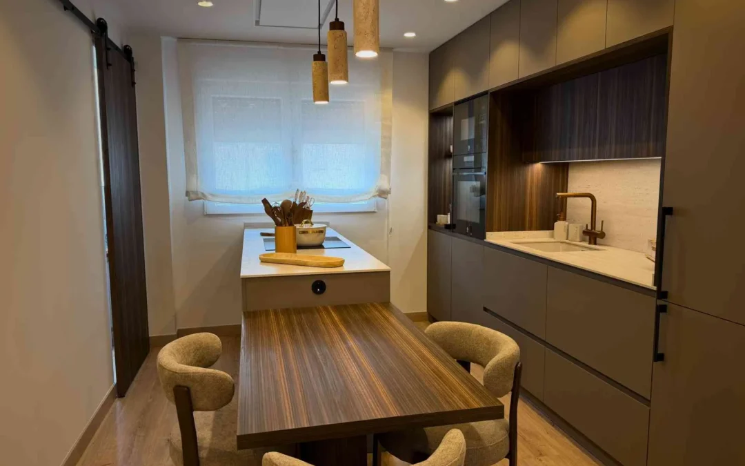 Moderna cocina con península y mesa anexa