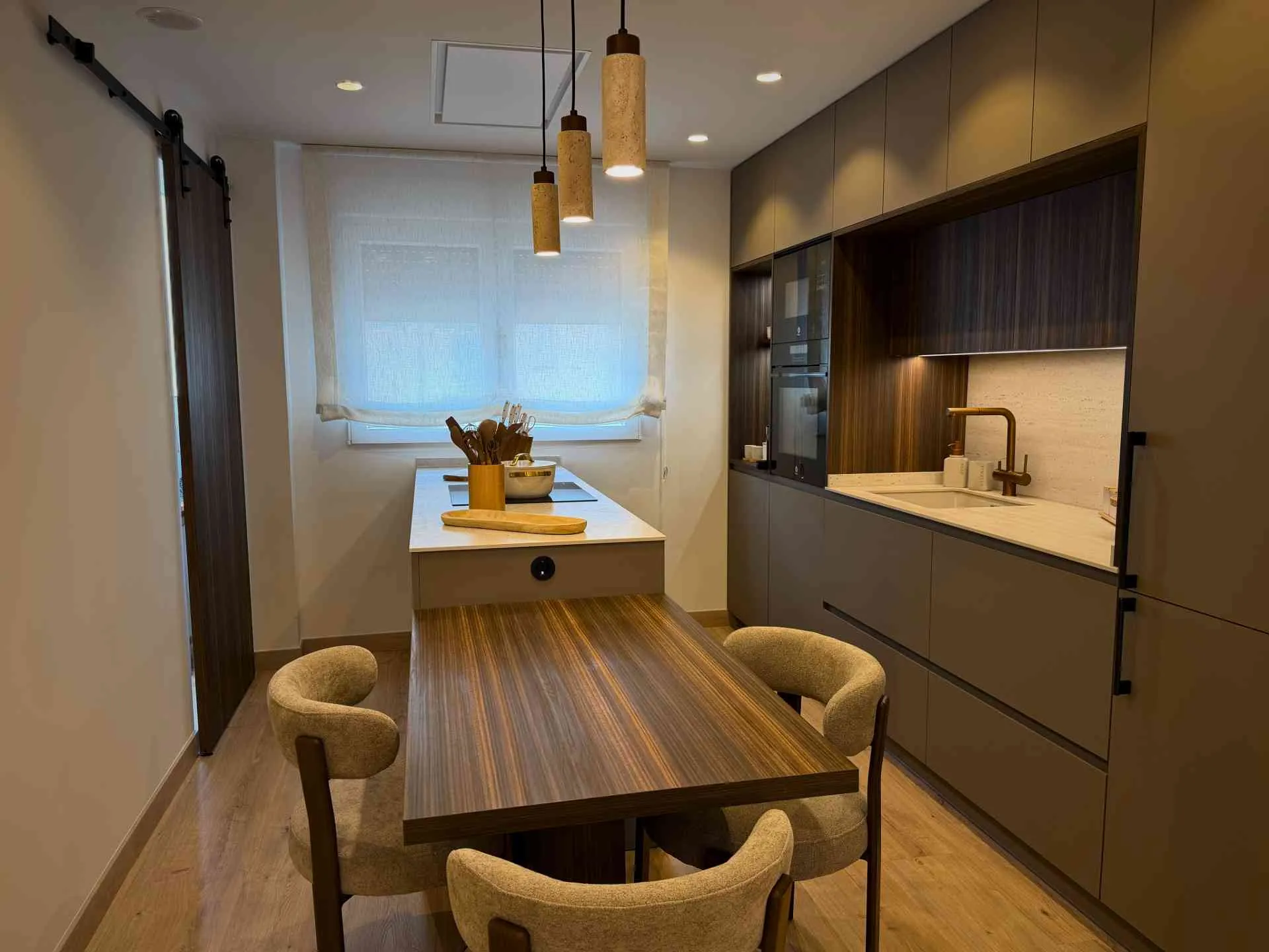 MODERNA COCINA CON PENÍNSULA Y MESA ANEXA-2 MODERNA COCINA CON PENÍNSULA Y MESA ANEXA