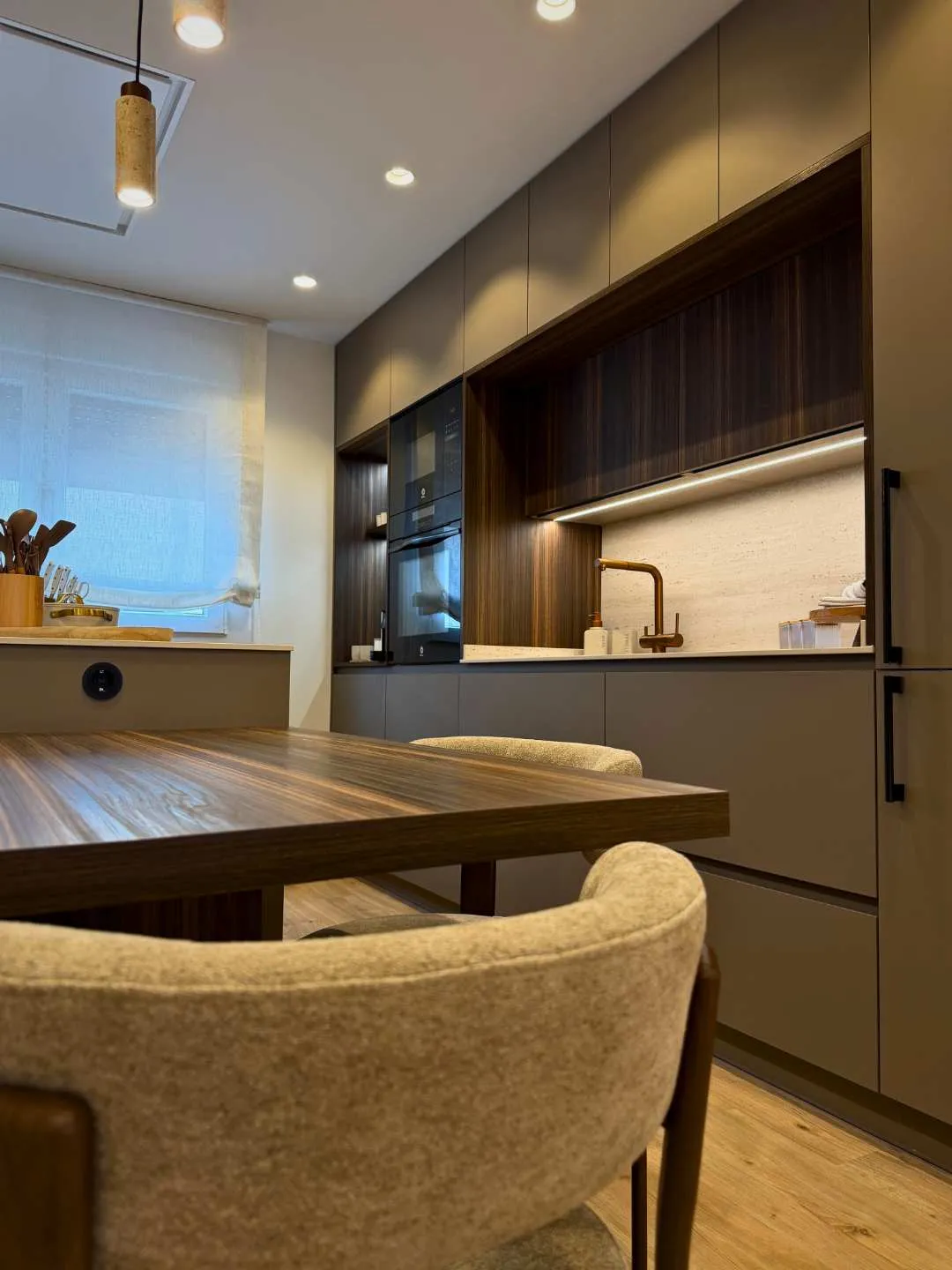 MODERNA COCINA CON PENÍNSULA Y MESA ANEXA