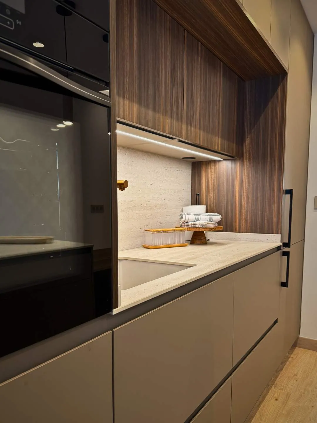 MODERNA COCINA CON PENÍNSULA Y MESA ANEXA