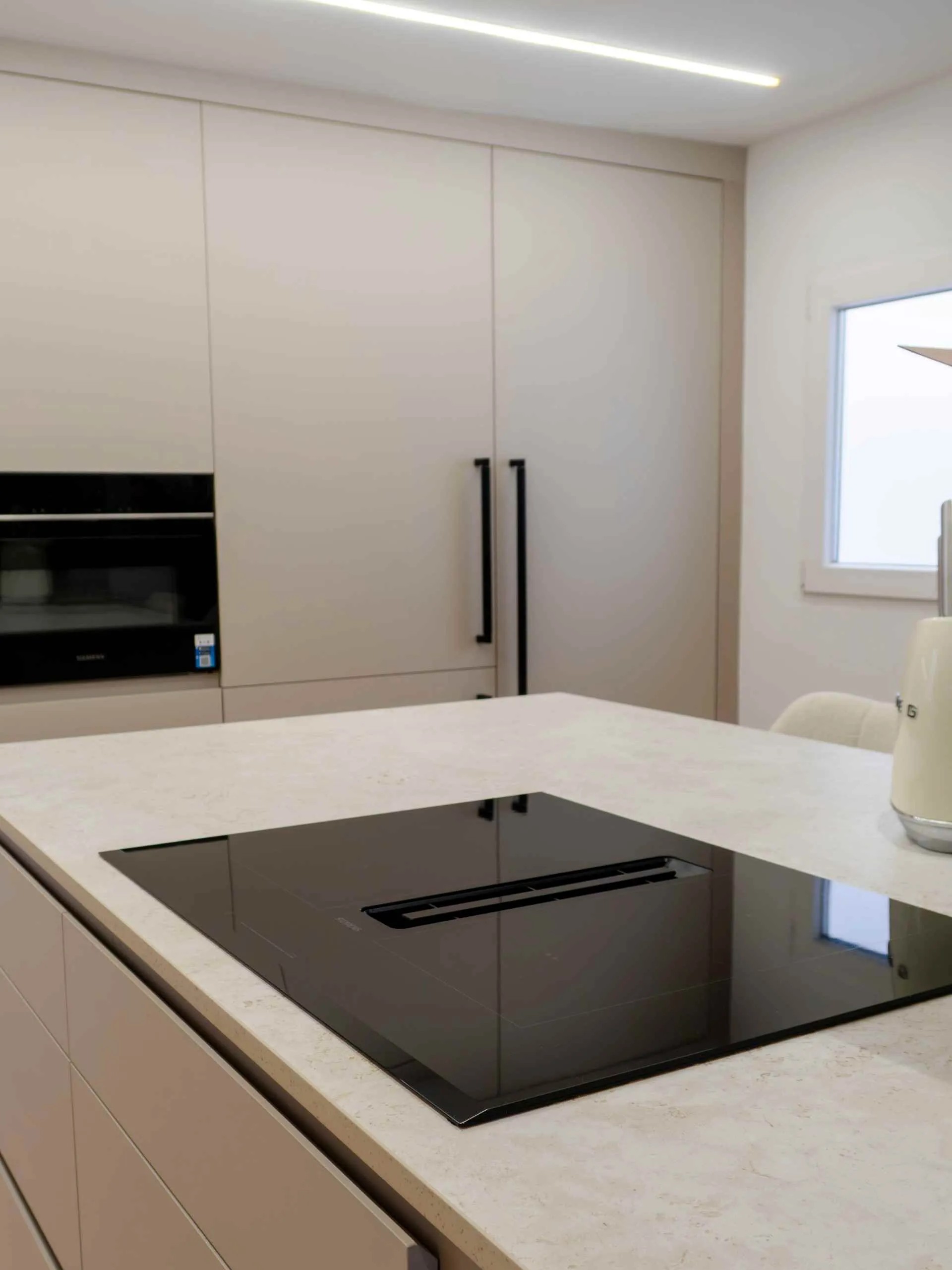 Cocina de estilo nórdico con isla de formas curvas