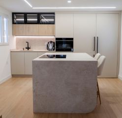 Cocina de estilo nórdico con isla