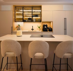 cocina grande con isla y elegantes vitrinas