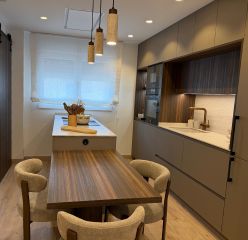 moderna cocina con península y mesa anexa