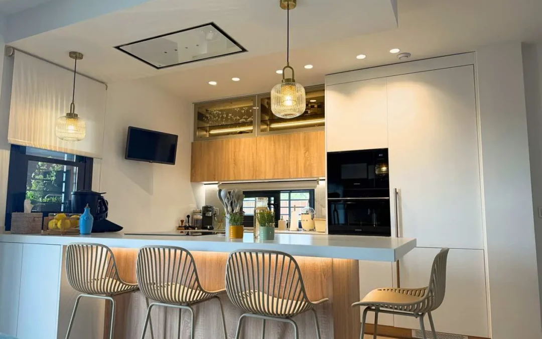 Cocina abierta al salón con península y vitrina