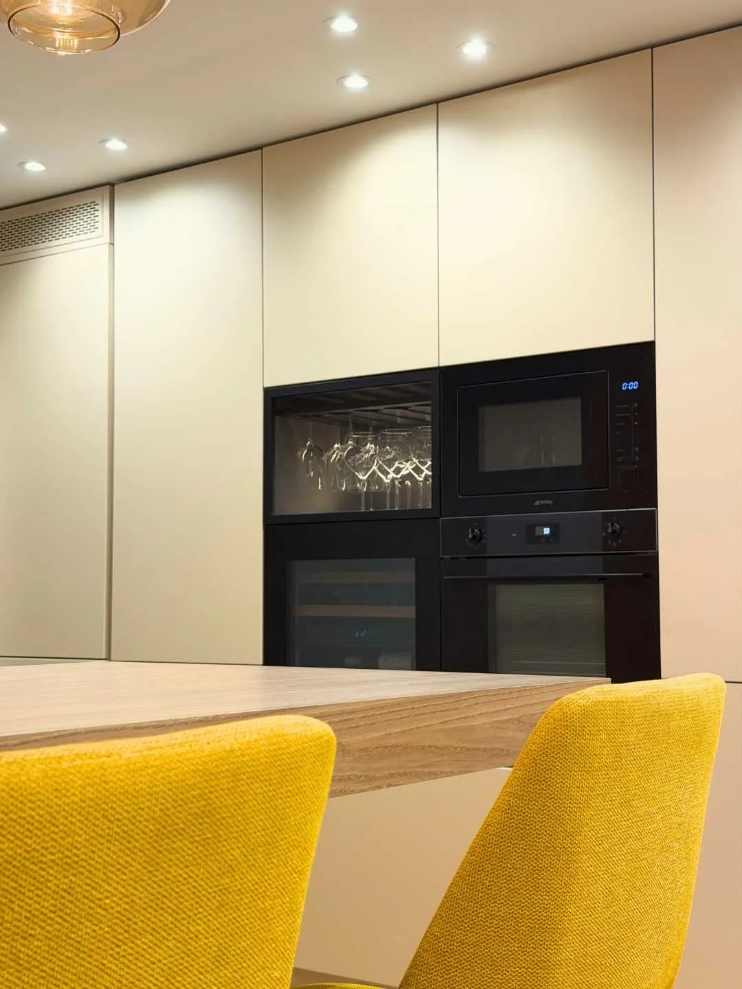 cocina en L con mesa integrada