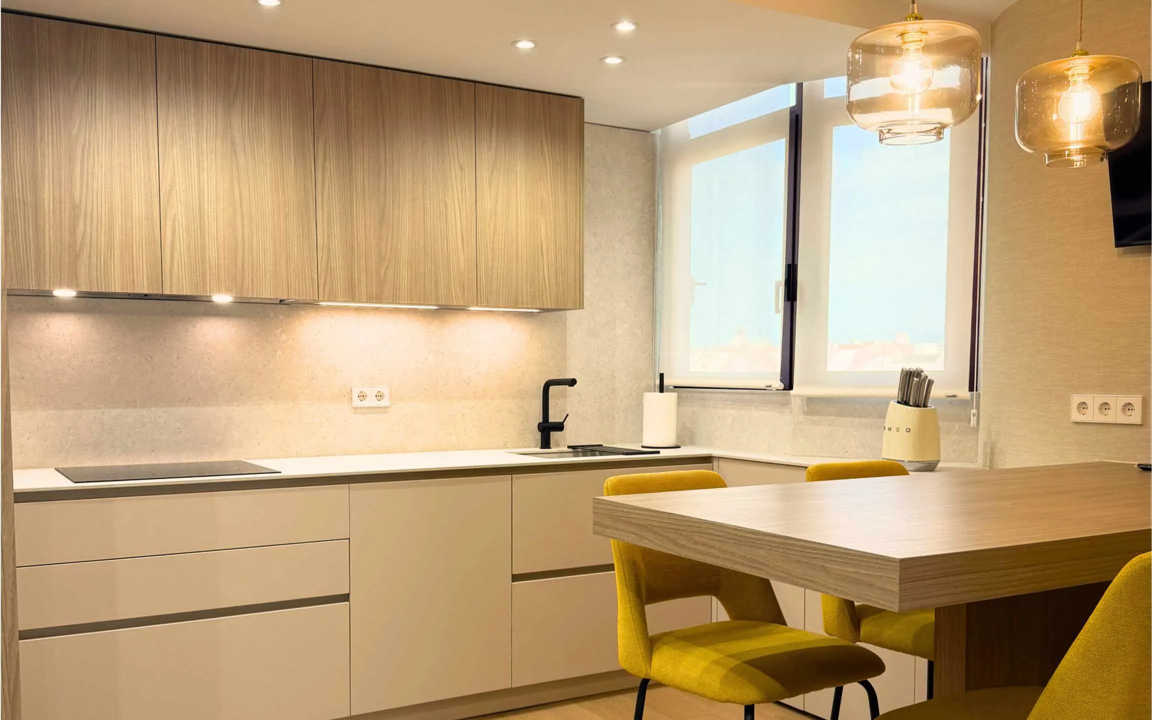 cocina en L con mesa integrada cocina en L con mesa integrada
