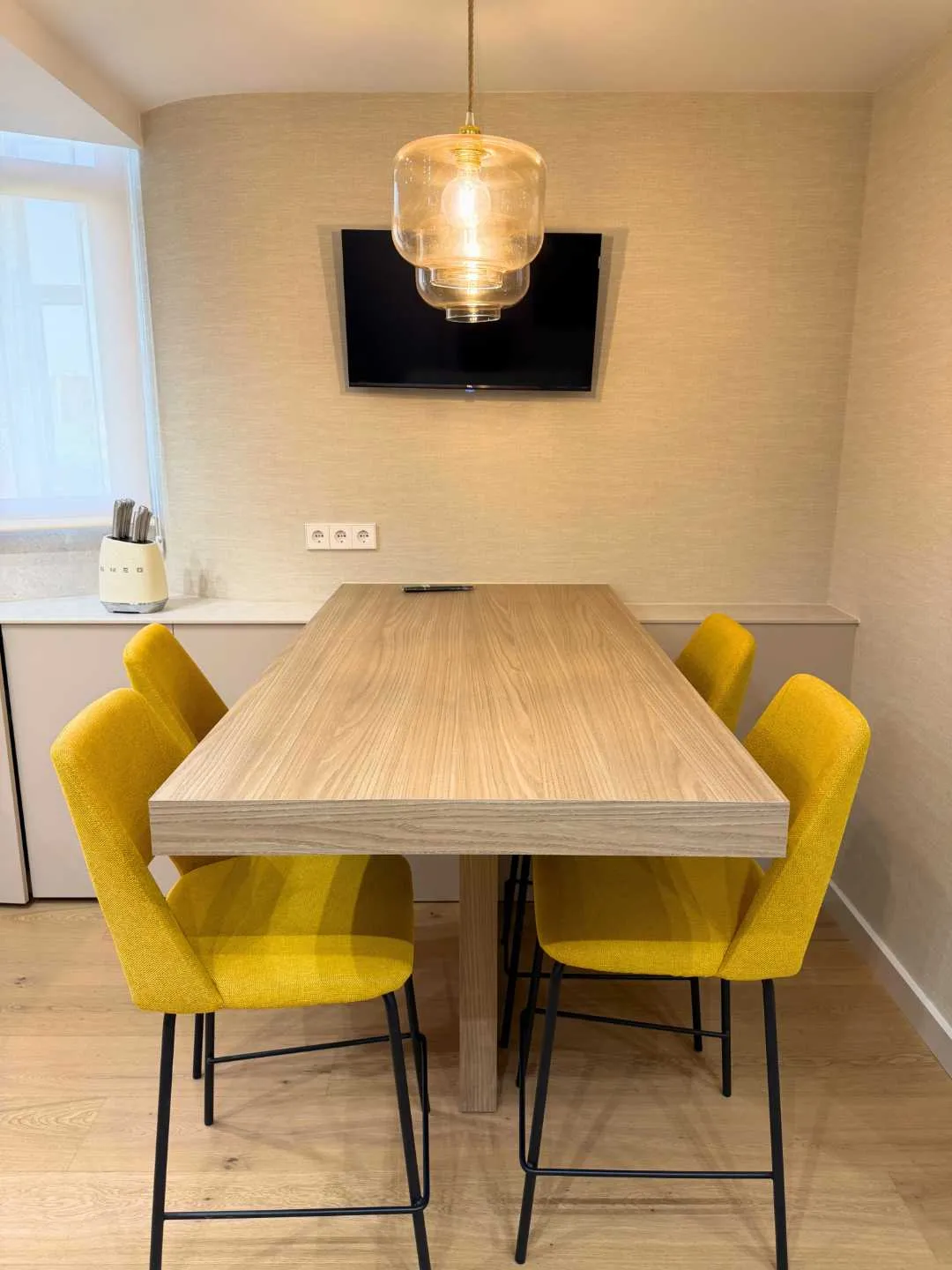 cocina en L con mesa integrada