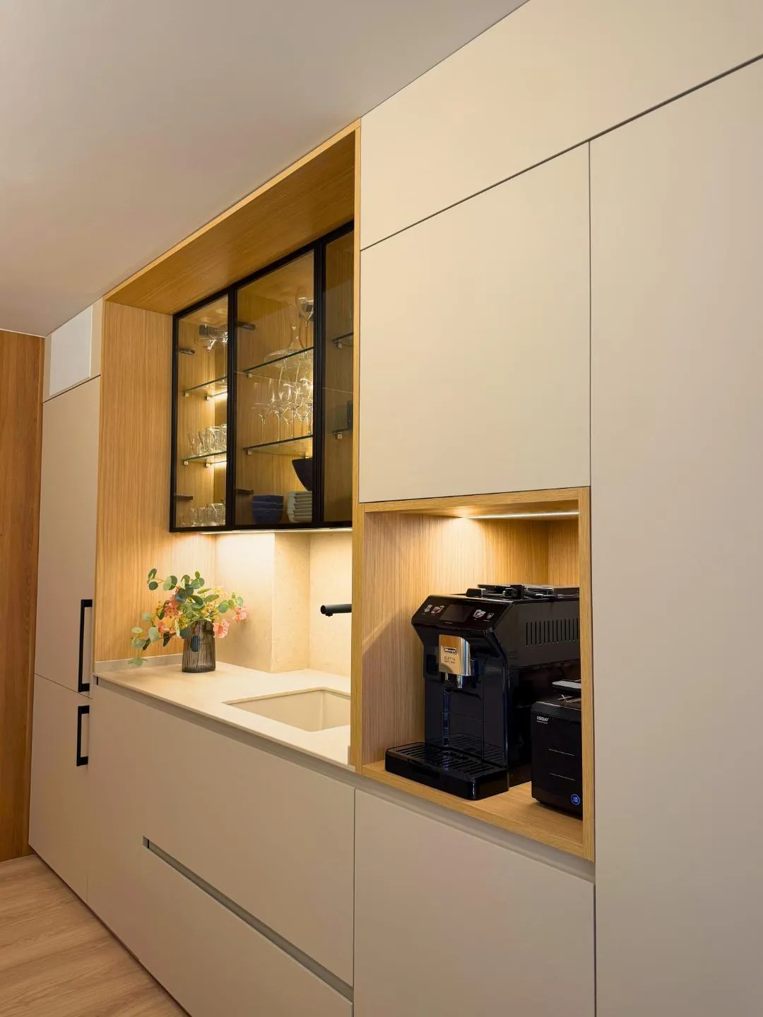 cocina grande con isla y elegantes vitrinas