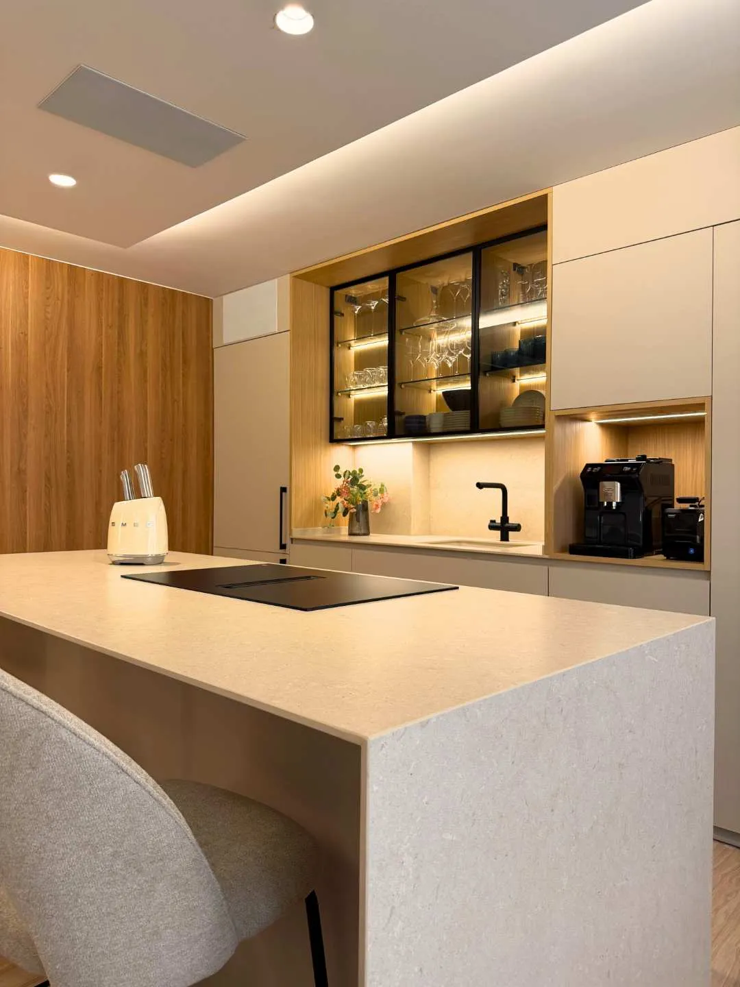 cocina grande con isla y elegantes vitrinas