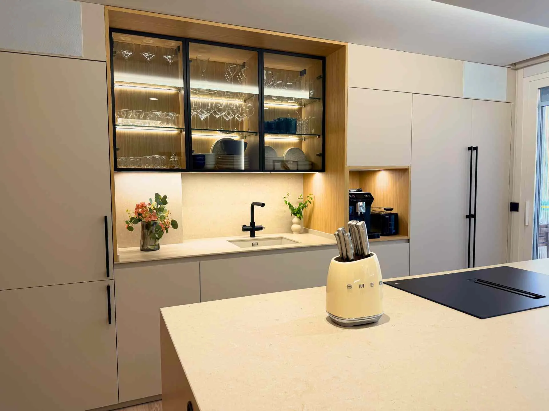 cocina grande con isla y elegantes vitrinas