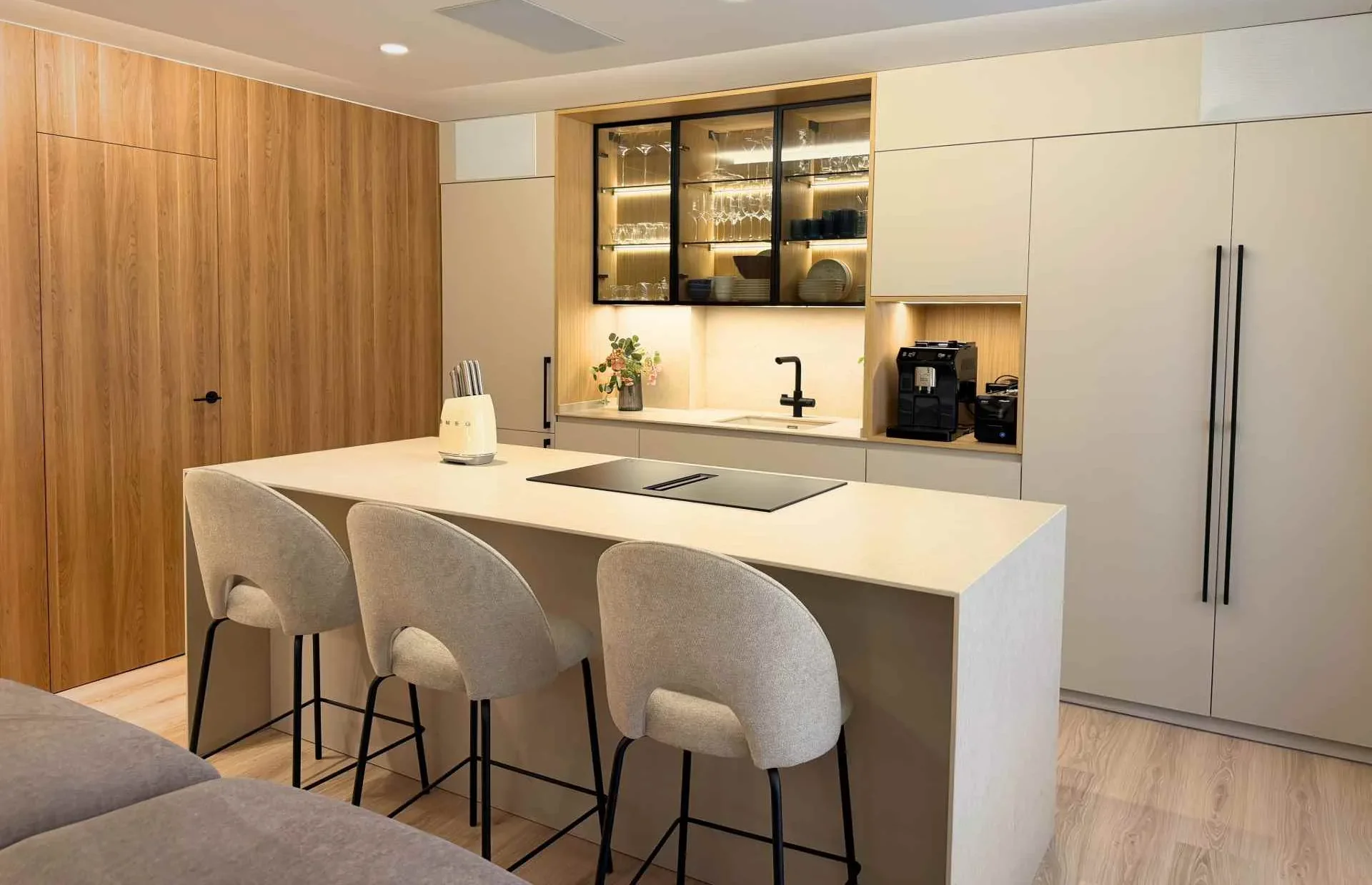 cocina grande con isla y elegantes vitrinas cocina grande con isla y elegantes vitrinas