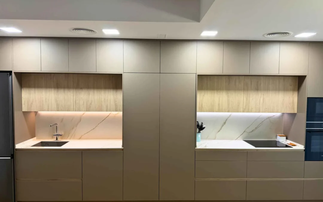 Cocina lineal con despensero de puertas escamoteables