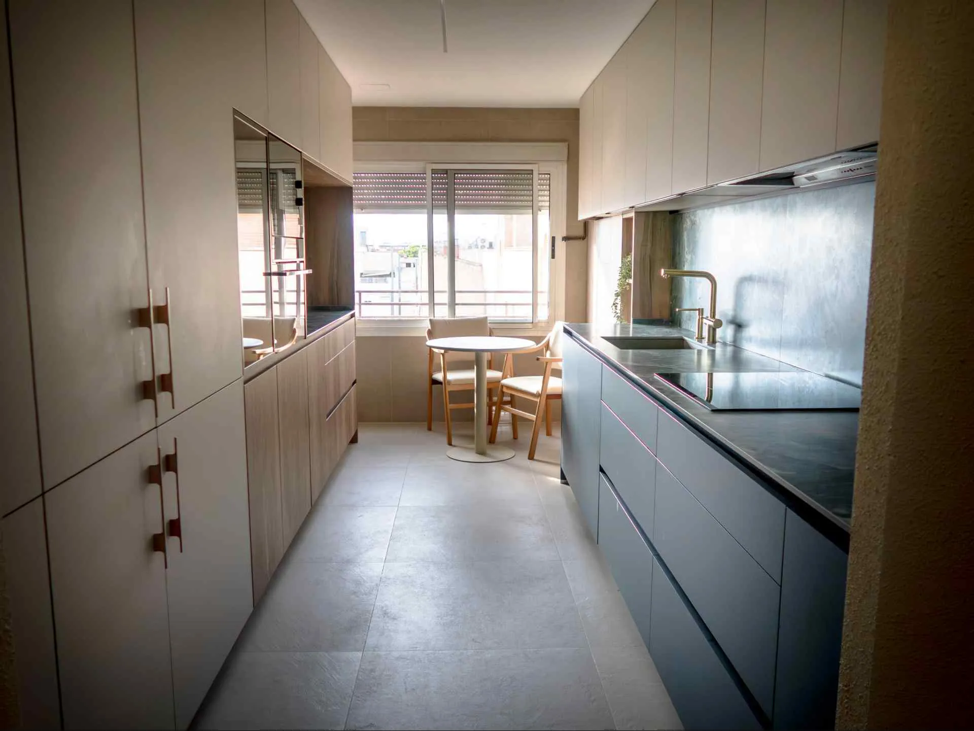 cocina paralela con imponente porcelanico verde