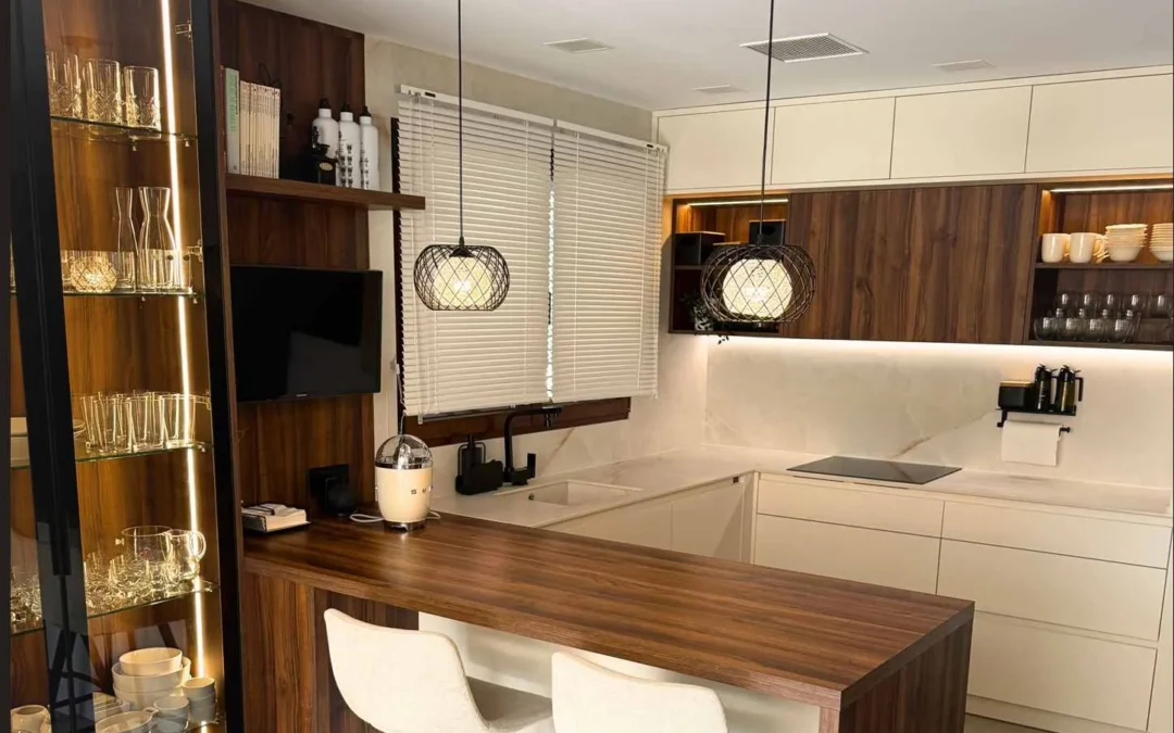 Moderna cocina en blanco roto y madera de roble