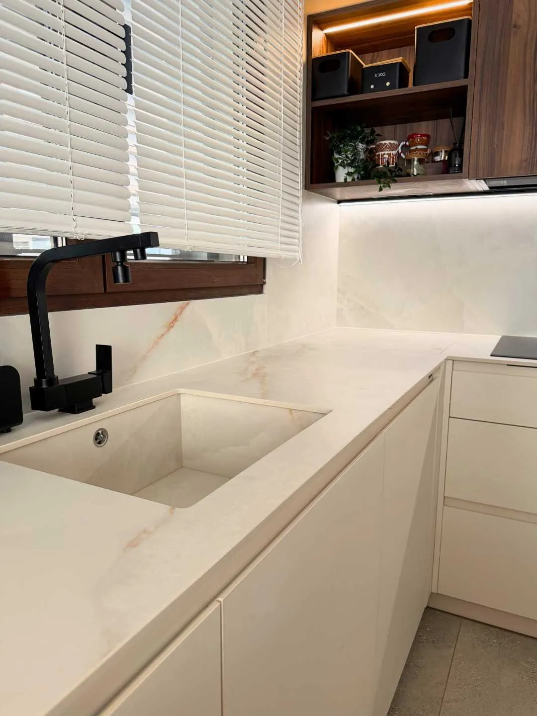 Grifo y fregadero en moderna cocina en blanco roto y madera roble