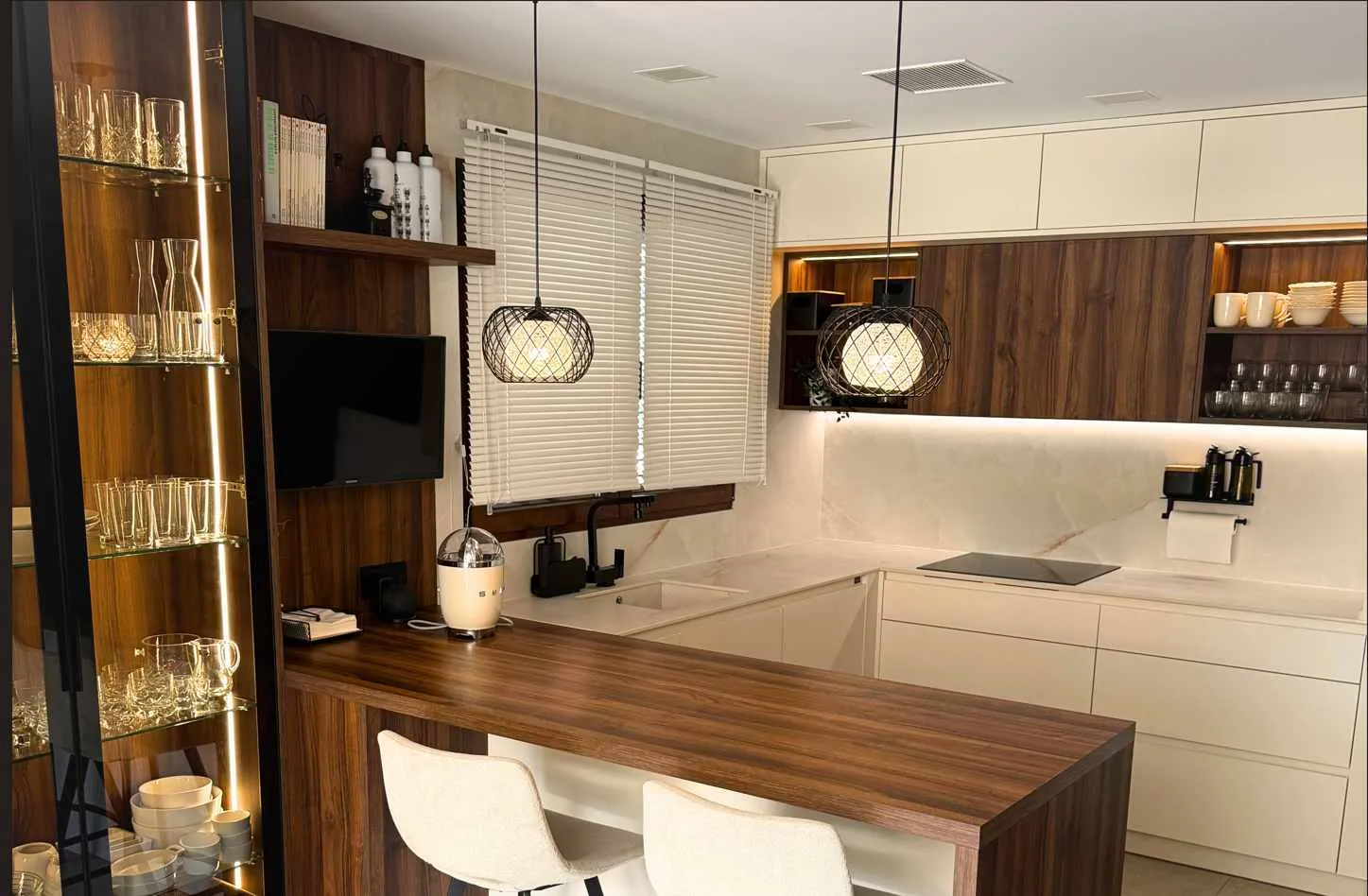 moderna cocina en blanco roto y madera roble moderna cocina en blanco roto y madera roble