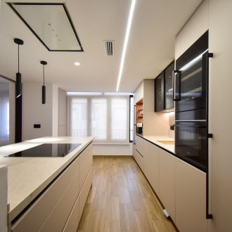 Cocina nórdica semiabierta al salón